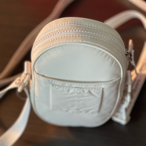 🍁New 🇨🇦RARE Lululemon Team Canada 22 Future Legacy Crossbody Bag, Creme🏷NWT - Picture 6 of 8